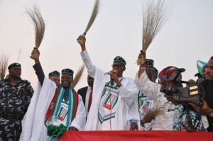 General Buhari holding a broom “to sweep Nigerian politics clean” at a campign rally. Photo: Heinrich Böll Foundation.